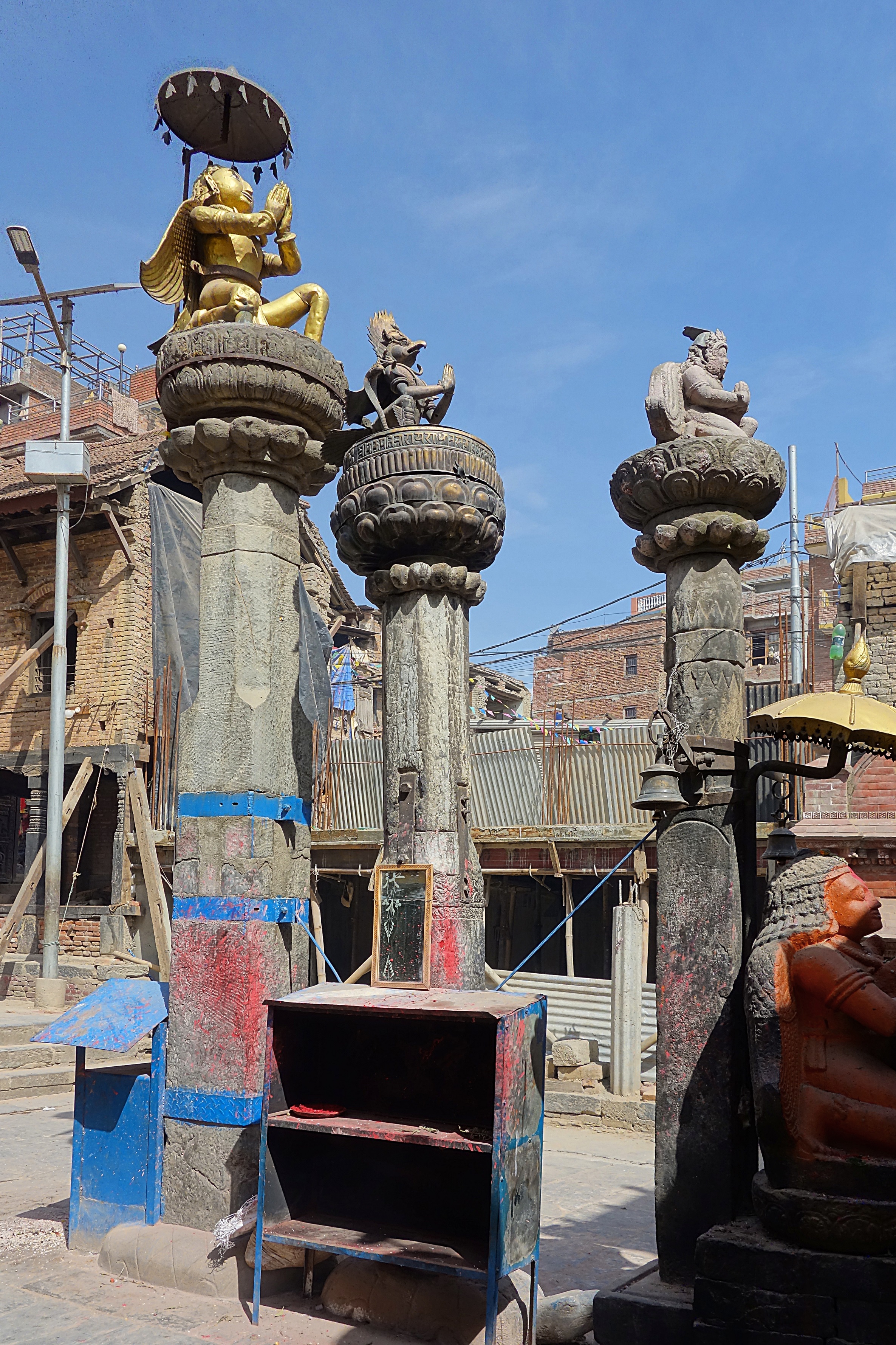 Старинные колонны в Бхактапуре (в 17-18 км к В. от Катманду). Фото Морошкина В.В.
