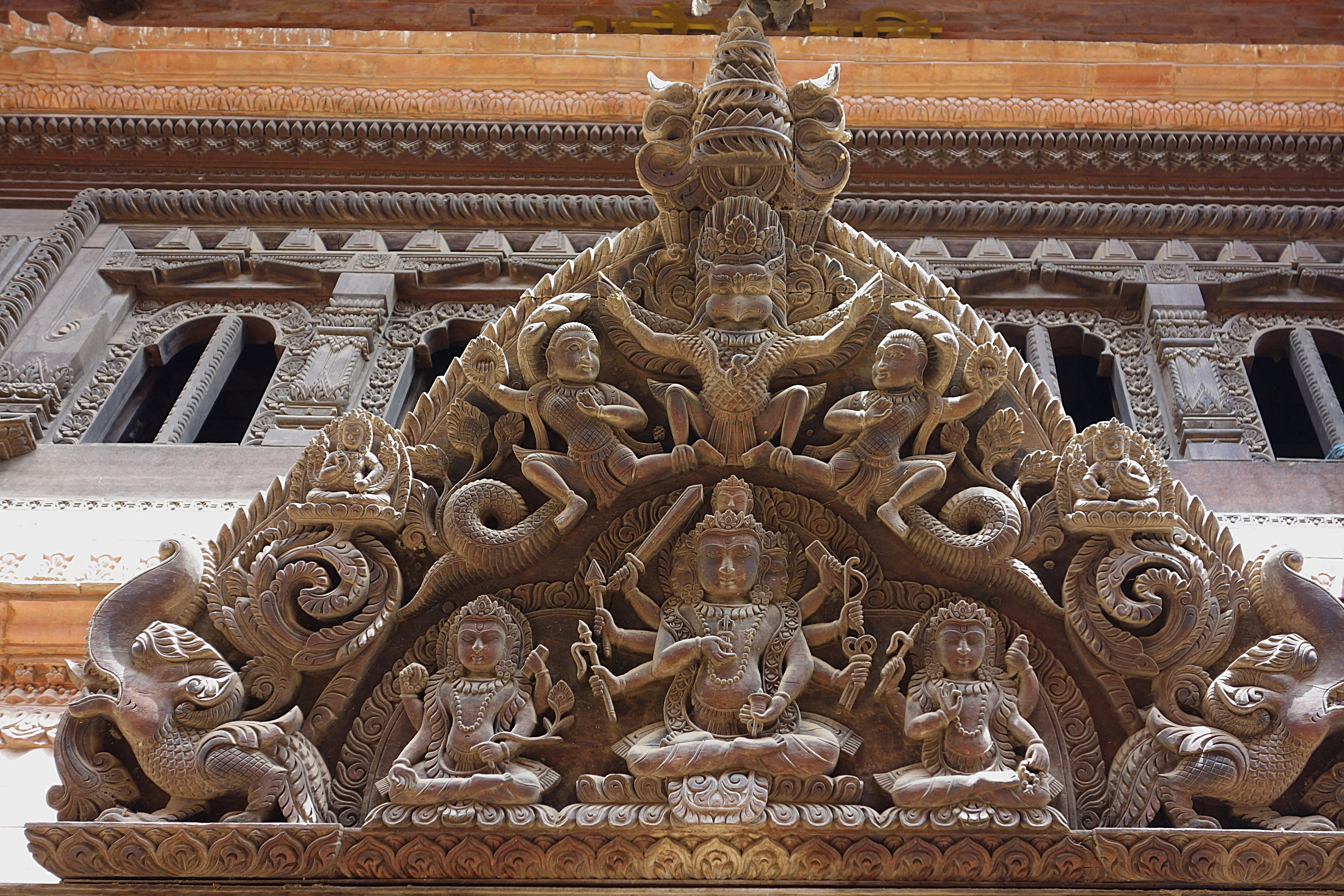 Резное деревянное навершие дверей - входа в храм в Бхактапуре. Фото Морошкина В.В.