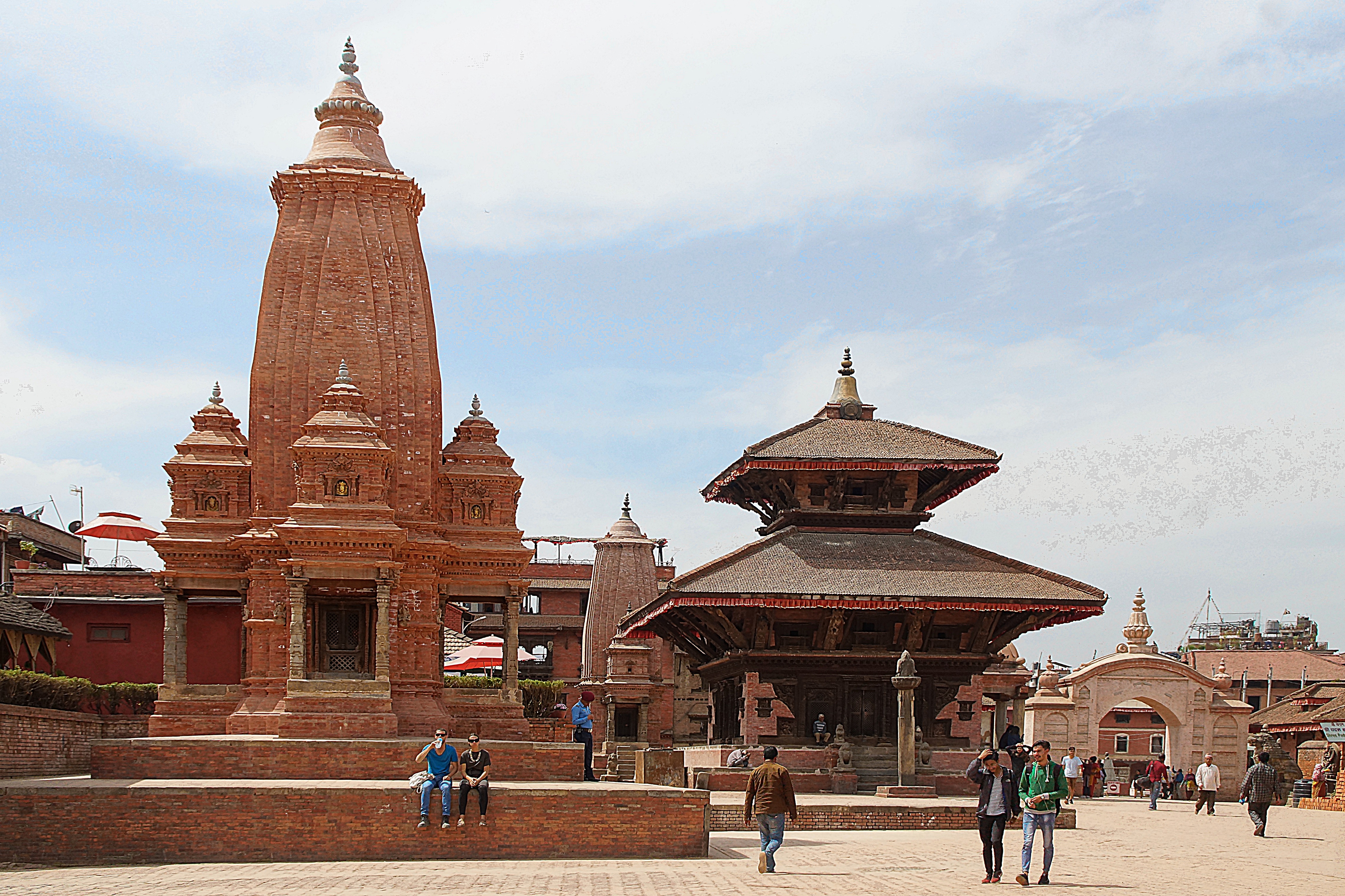 Два индуистских храма на пл. в Бхактапуре - слева в североиндийском стиле, справа - внепальском стиле Невари. Фото Морошкина В.В.