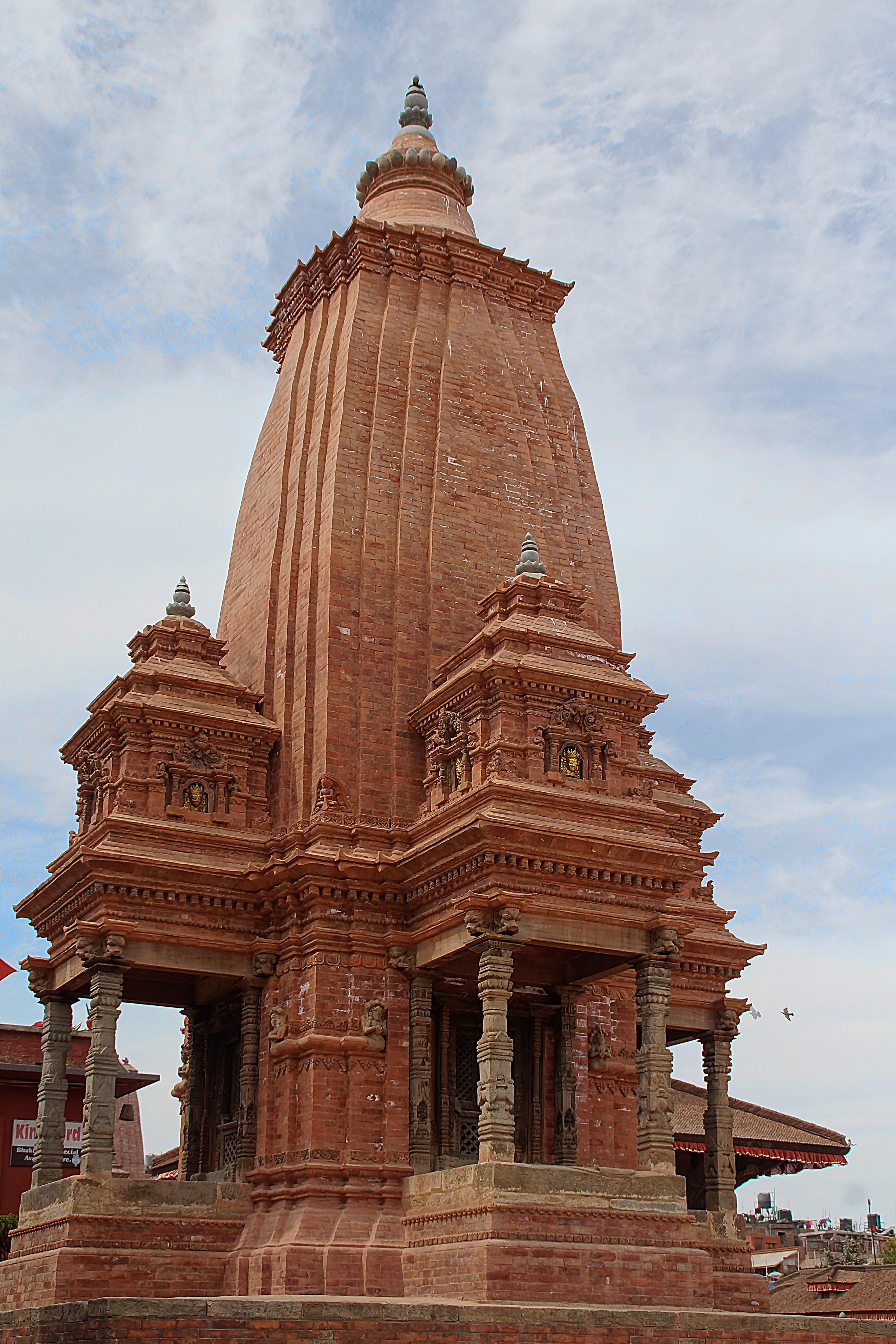 Индуистский храм в североиндийском стиле в Бхактапуре. Фото Морошкина В.В.