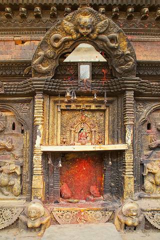 Жертвенный очаг у стены храма в Бхактапуре. Фото Морошкина В.В.