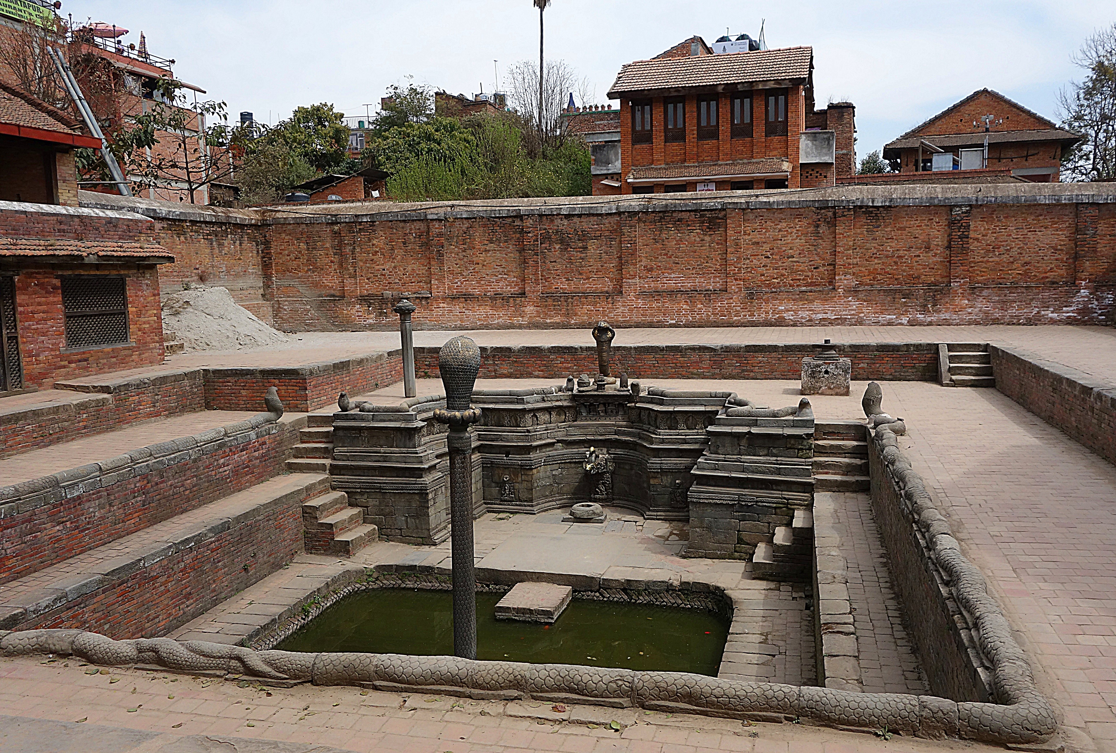 Источник с бассейном в центре Бхактапура. Фото Морошкина В.В.