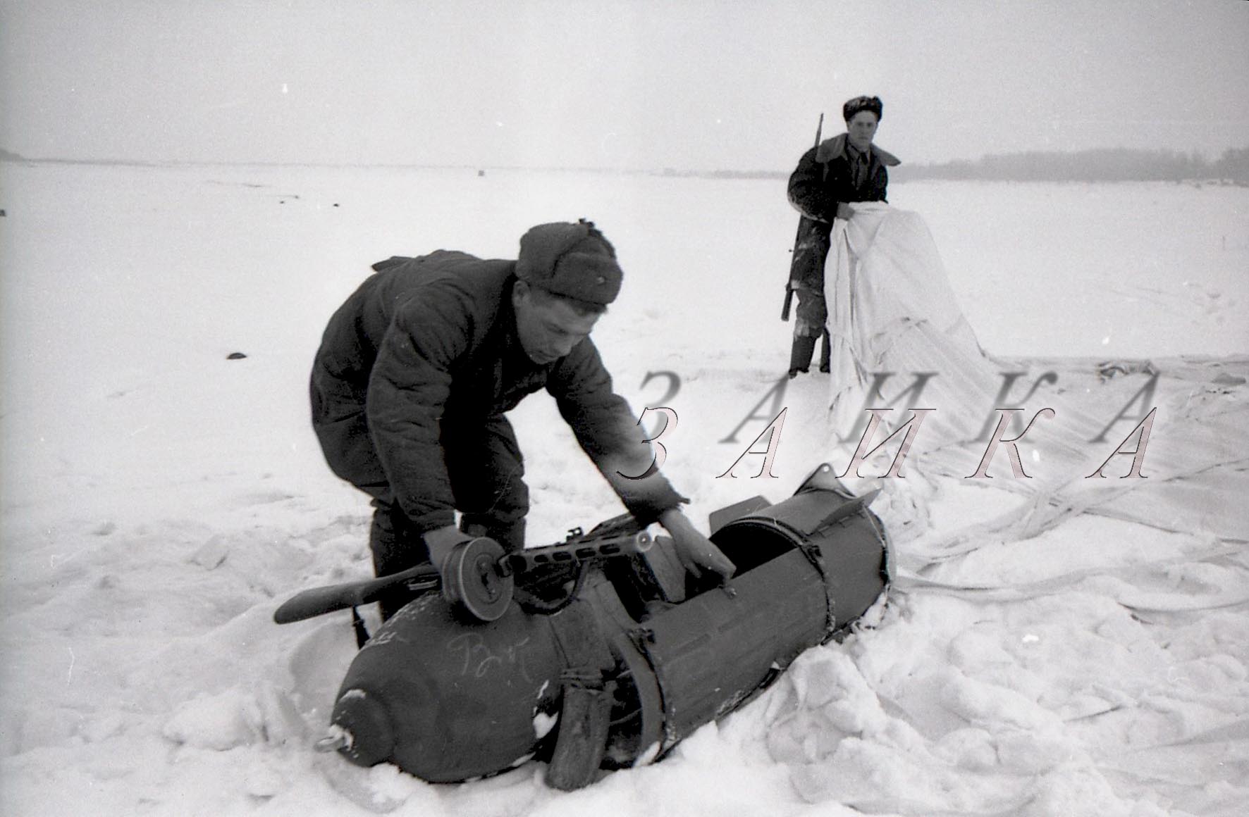 Сталинград 1943 бойцы у парашютных контейнеров 01 копия