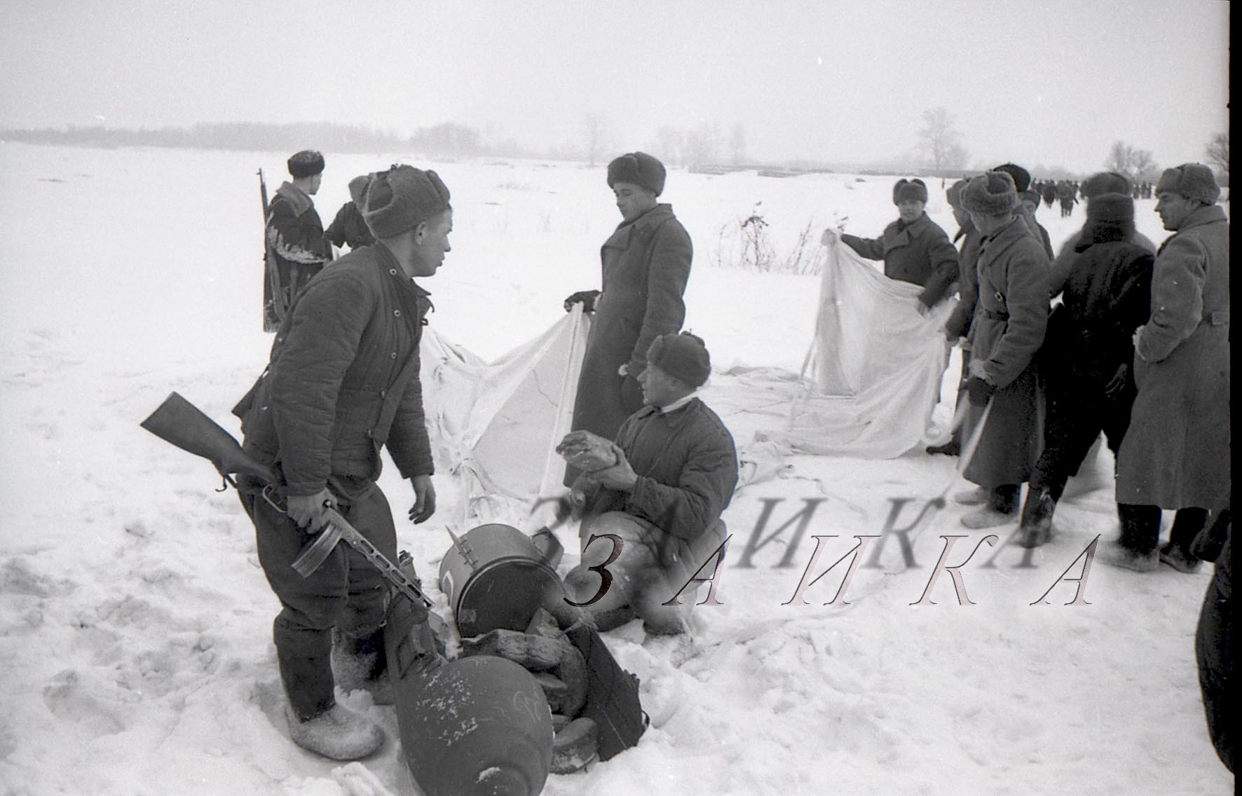 Сталинград 1943 бойцы у парашютных контейнеров 02 копия