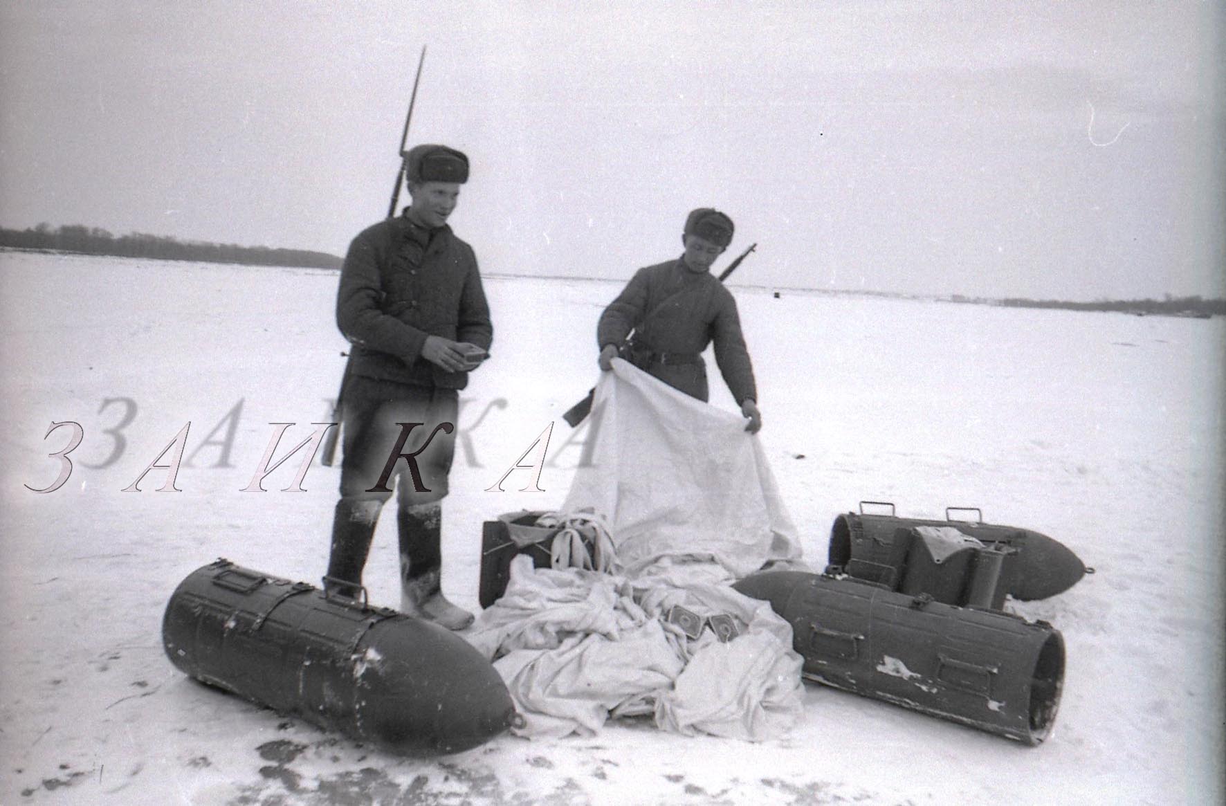 Сталинград 1943 бойцы у парашютных контейнеров 03 копия