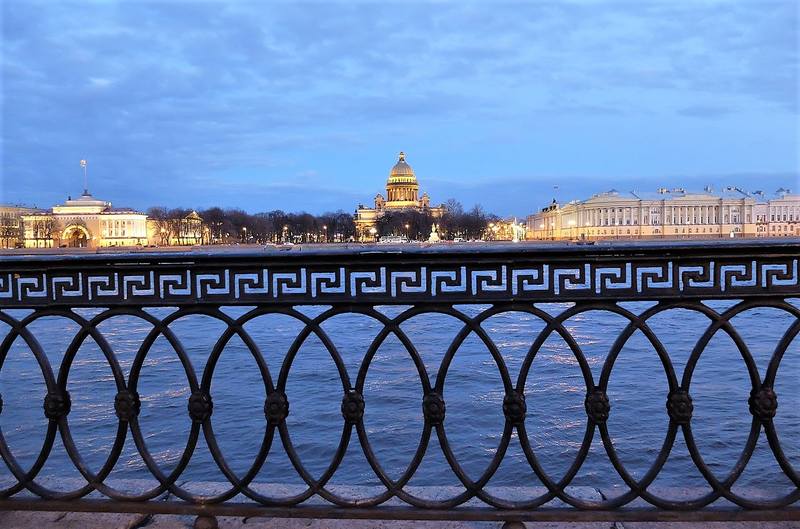Вид на Исаакий Вечерний Петербург, вид на Неву
