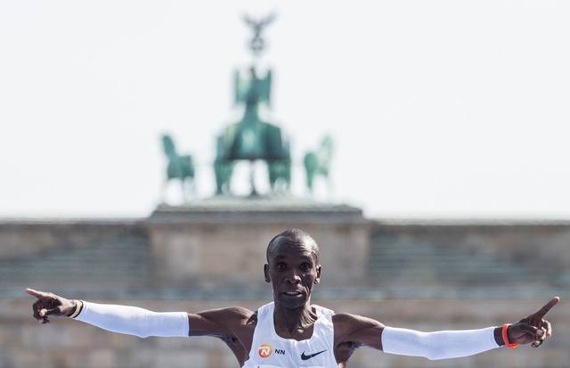 Кипчоге финиширует на Берлинском марафоне и устанавливает мировой рекорд. 16 сентября 2018 года. Фото: John Macdougall / AFP / East News