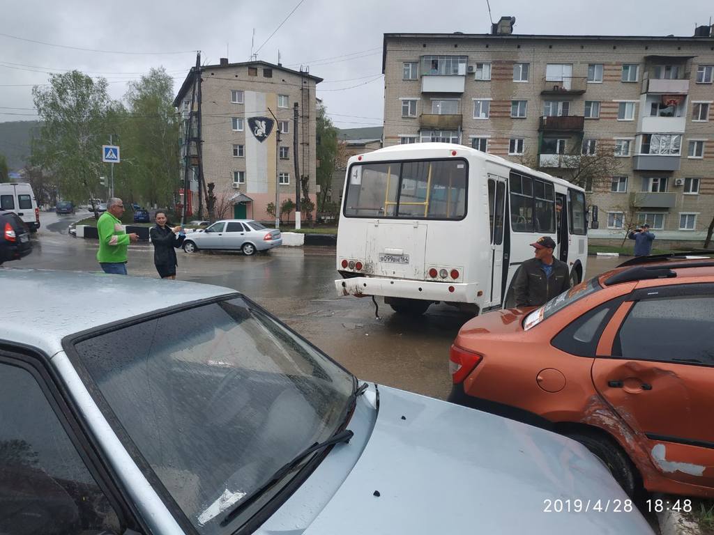 На стадионе столкнулись четыре автомобиля и автобус