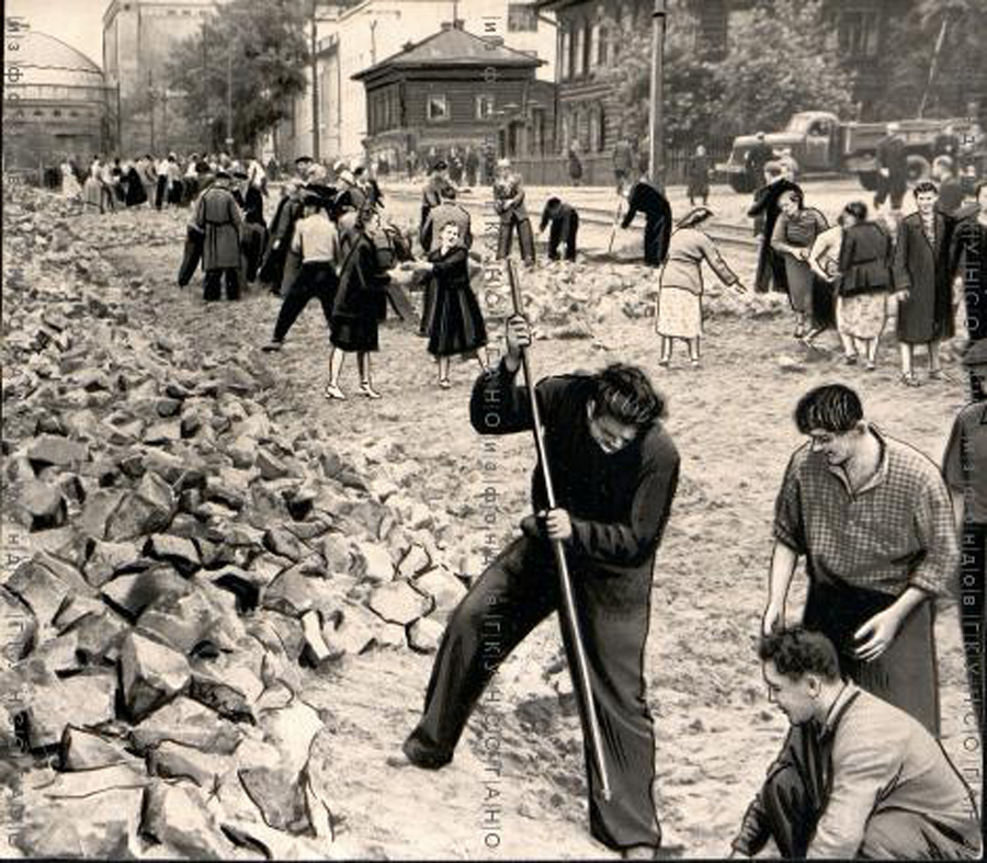 1956 06 16 СС № 138 Трудящиеся Центрального района г. Новосибирска участвуют в ремонте улицы Серебренниковской. Шумаков Б.