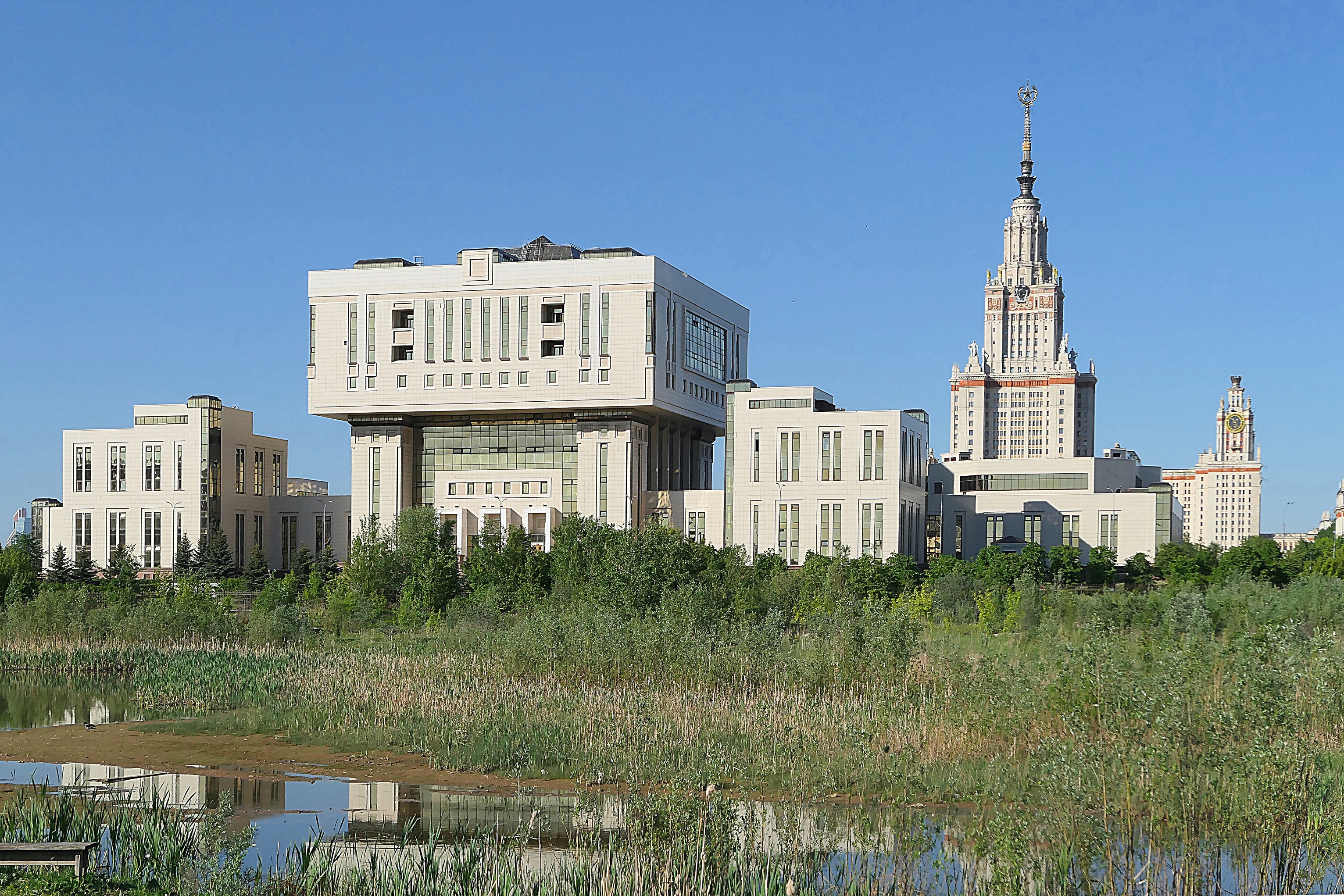 Корпуса МГУ, в центре здание Библиотеки. Фото Морошкина В.В.