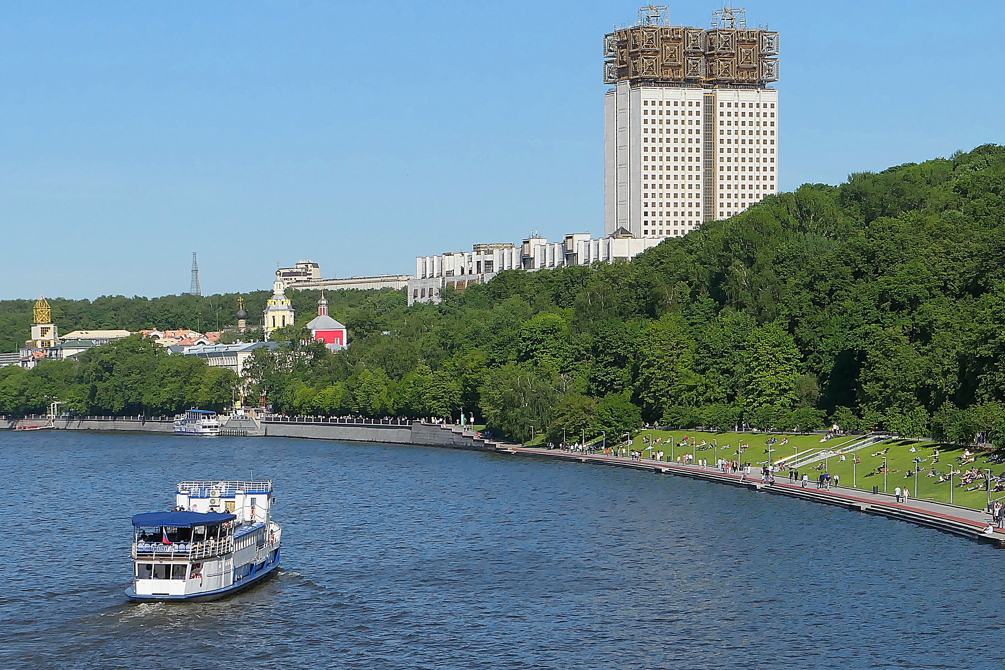 Вид с Метромоста на Воробьёвы горы, здание Президиума АН РФ (справа) и Андреевский монастырь (слева). Фото Морошкина В.В.