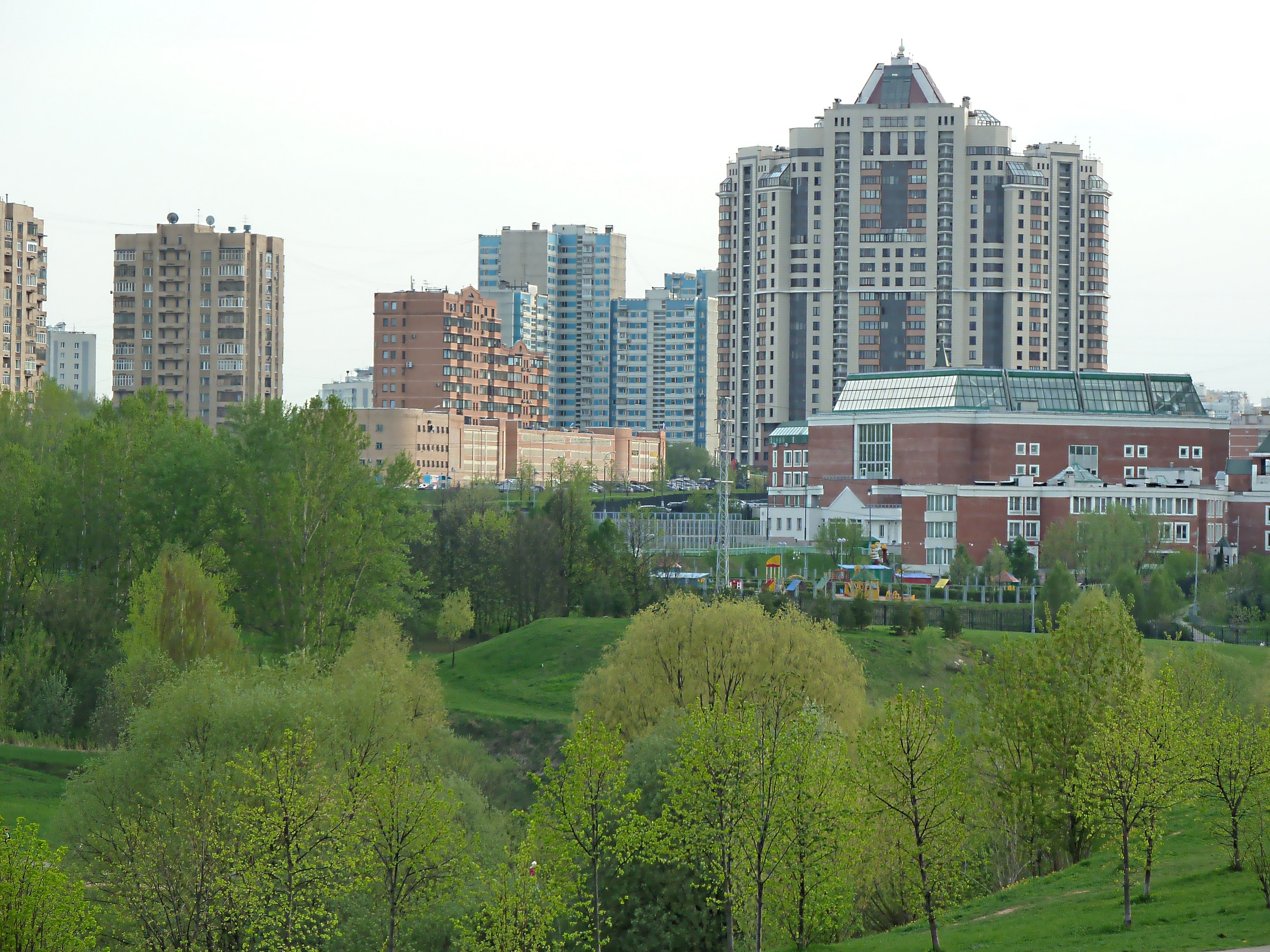 В парке 50-летия Октября в мае. Фото Морошкина В.В.