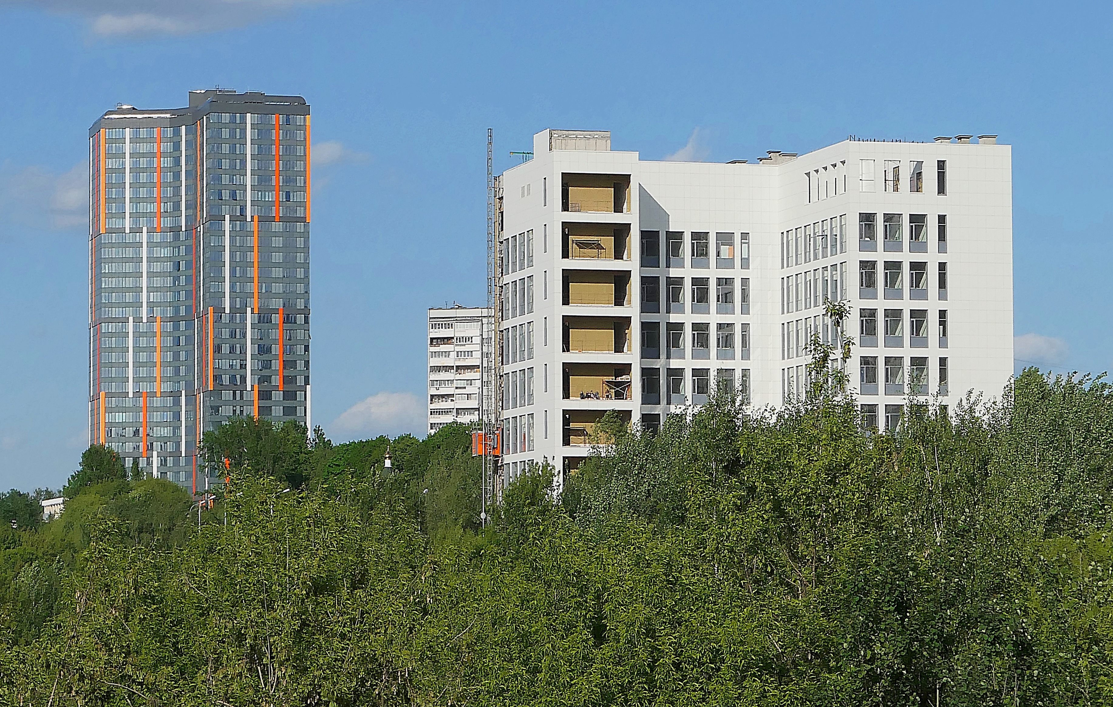 Новые дома на Мосфильмовской ул., над долиной р. Раменки. Фото Морошкина В.В.