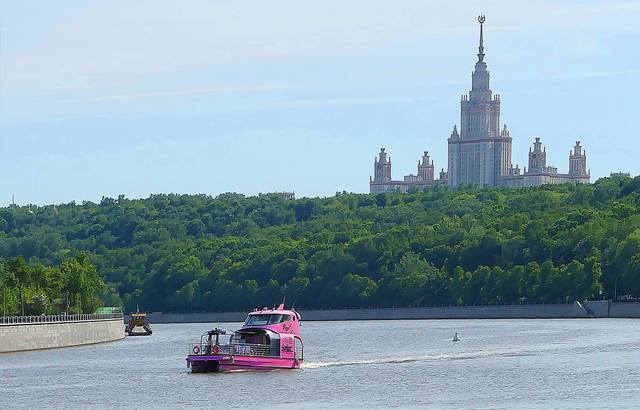 Здание МГУ на Воробьёвых горах и катер на реке. Фото Морошкина В.В.