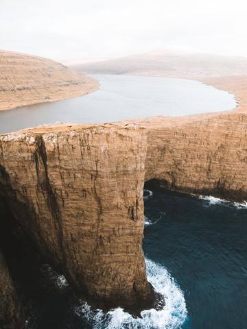 Озеро над морем на Фарерских островах.