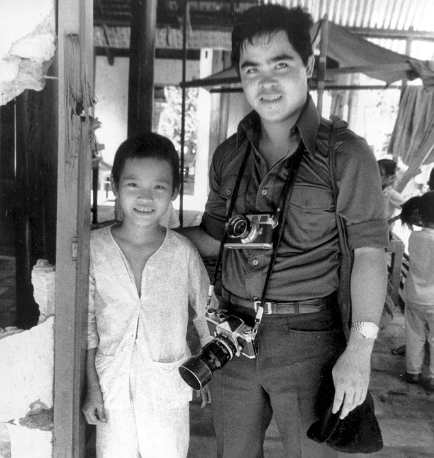 Фан Тхи Ким Фук слева, Вьетнам в 1973 году