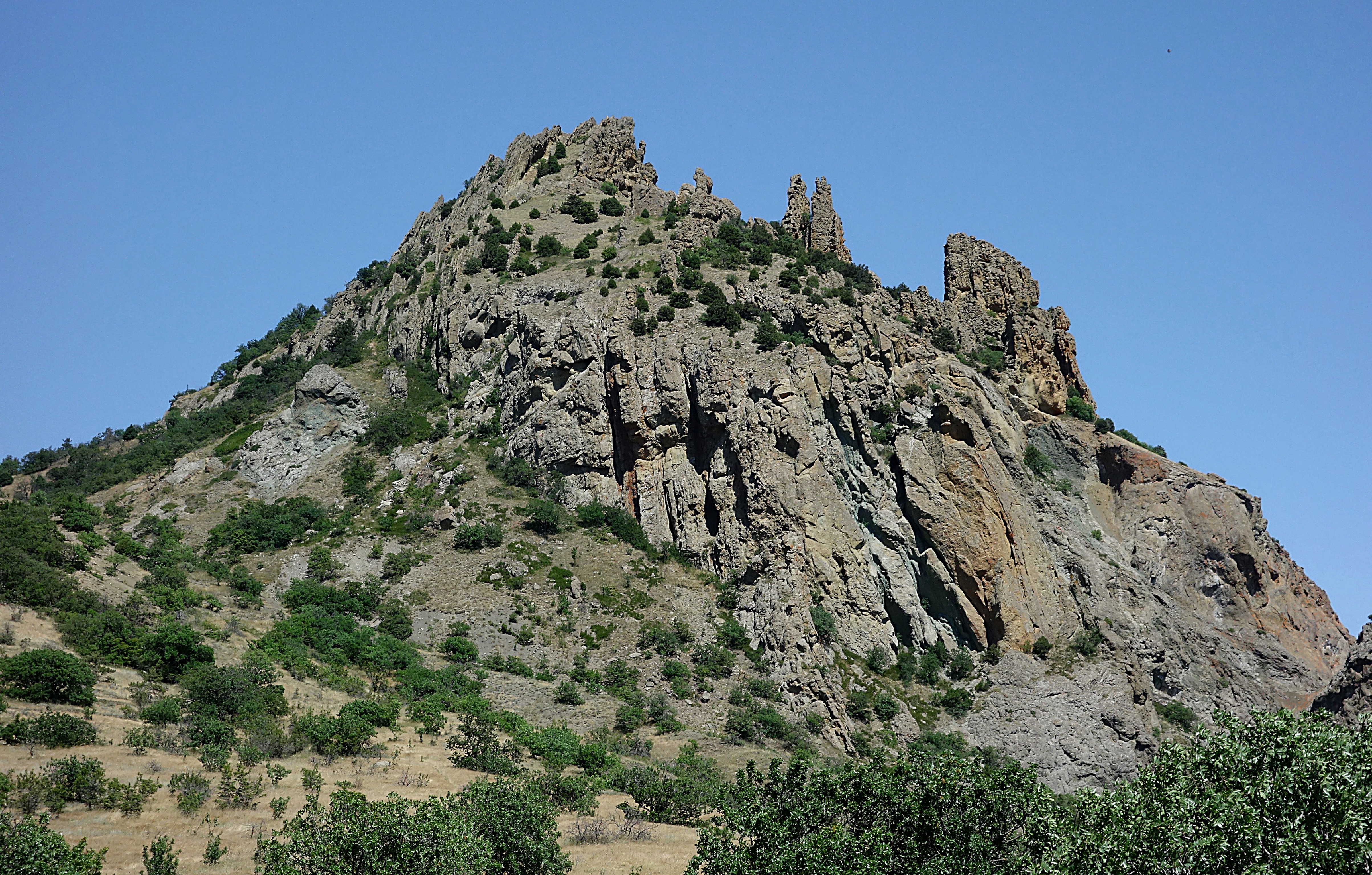 Вершина Карагача со скалами Король, Королева и Трон. Фото Морошкина В.В.