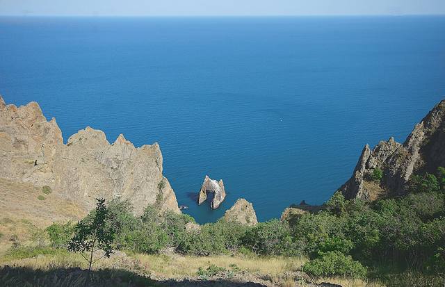 Вид на Золотые ворота Карадага с Берегового хр. Фото Морошкина В.В.