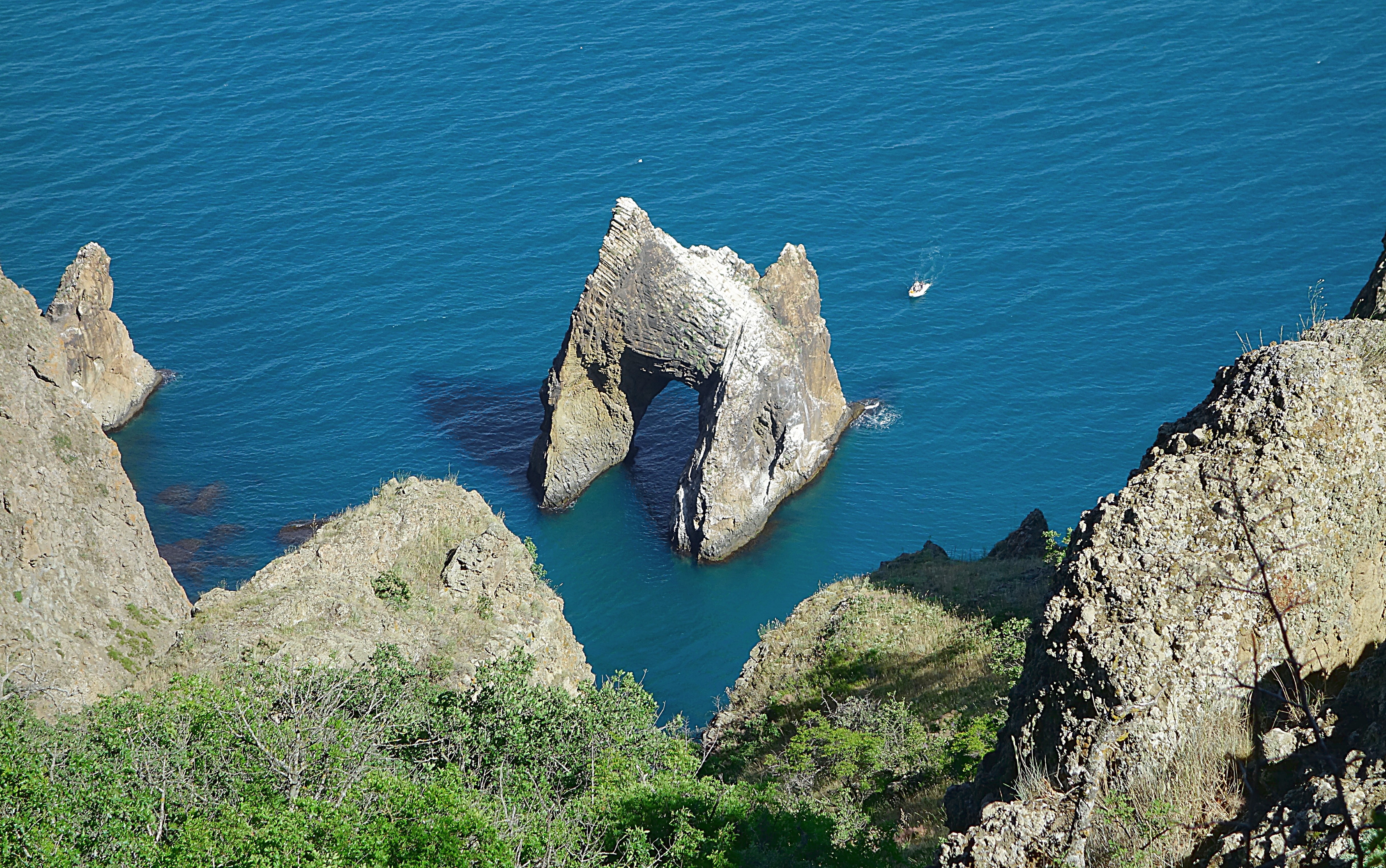 Скала-арка Золотые ворота - главная достопримечательность Карадага. Фото Морошкина В.В.