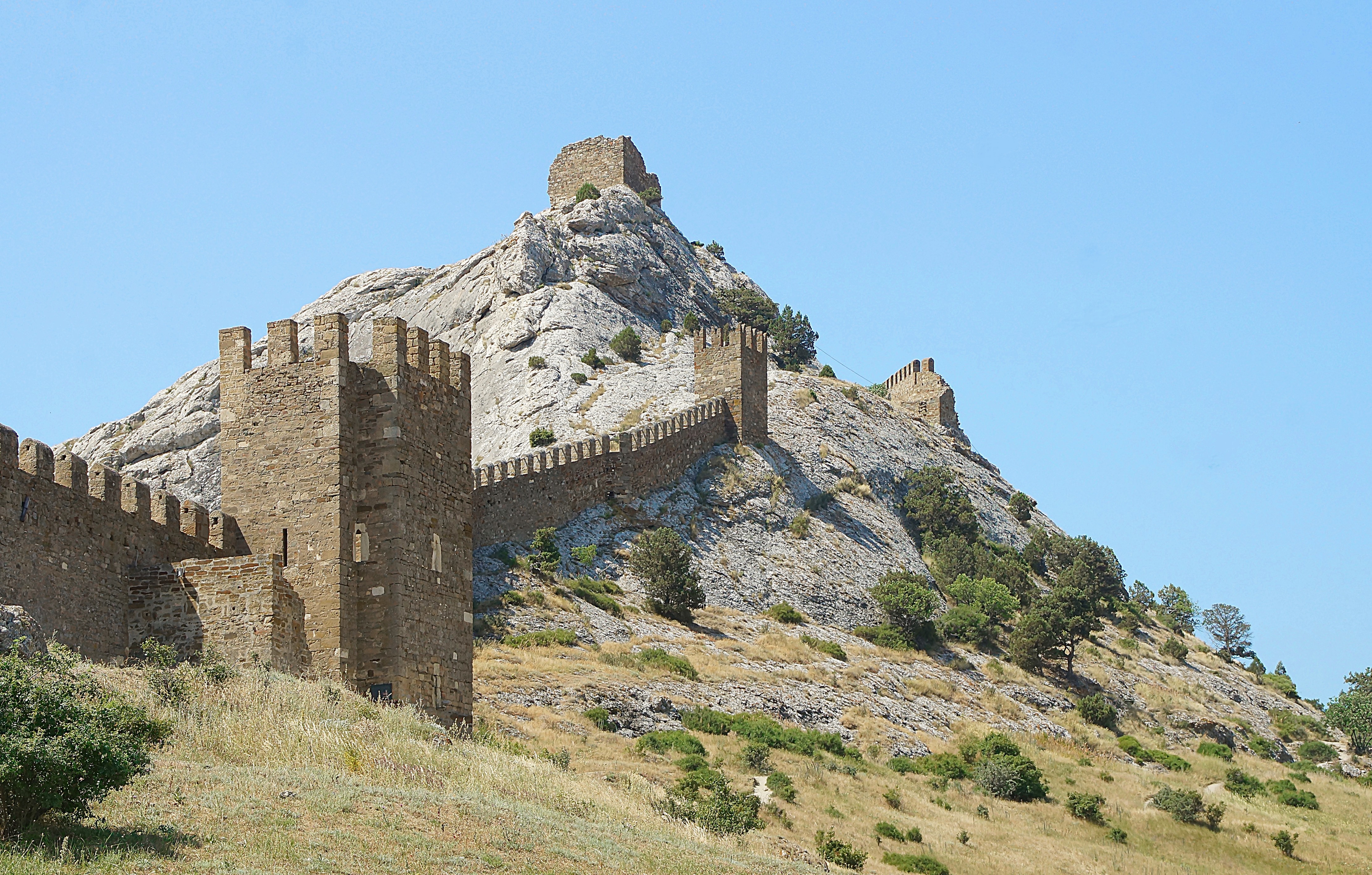 Стена Судакской крепости с Дозорной башней на холме. Фото Морошкина В.В.