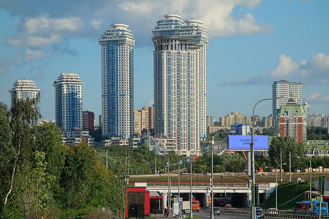 Вид зданий на Мосфильмовской с площадки мечети. Фото Морошкина В.В.