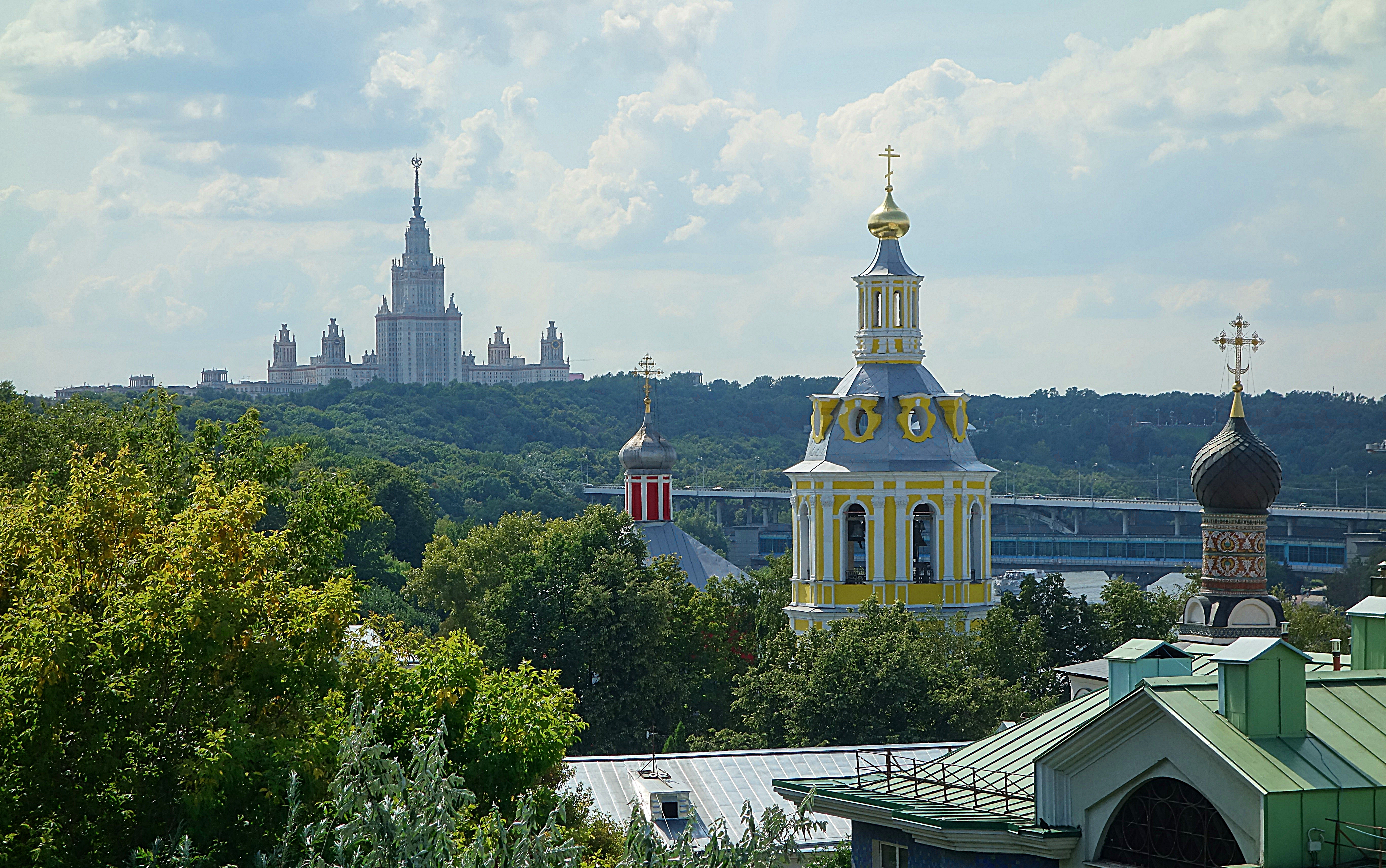 Андреевский монастырь на Воробьёвых горах (спрпва) и здание МГУ. Фото Морошкина В.В.