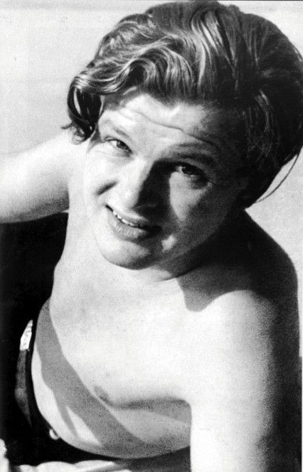 бенни хилл биография личная жизнь. 27445898. бенни хилл биография личная жизнь фото. бенни хилл биография личная жизнь-27445898. картинка бенни хилл биография личная жизнь. картинка 27445898. Сегодня исполнилось бы 97 (или 98!) лет Бенни Хиллу. В какой именно год он родился — неизвестно. Да и вообще, о его жизни известно на удивление мало. Даже умер он печально — несколько дней его труп сидел в кресле у телевизора, пока его не нашел коллега. А ведь его шоу крутили буквально в каждой второй стране на планете; аудитория программы единовременно доходила до 26 миллионов человек. Бенни Хилла обожали Майкл Джексон, Чарли Чаплин и Снупп Дог. А Маргарет Тэтчер считала величайшим позором Британии. В общем, удивительный человек. бенни хилл биография личная жизнь. 27445898. бенни хилл биография личная жизнь фото. бенни хилл биография личная жизнь-27445898. картинка бенни хилл биография личная жизнь. картинка 27445898. Сегодня исполнилось бы 97 (или 98!) лет Бенни Хиллу. В какой именно год он родился — неизвестно. Да и вообще, о его жизни известно на удивление мало. Даже умер он печально — несколько дней его труп сидел в кресле у телевизора, пока его не нашел коллега. А ведь его шоу крутили буквально в каждой второй стране на планете; аудитория программы единовременно доходила до 26 миллионов человек. Бенни Хилла обожали Майкл Джексон, Чарли Чаплин и Снупп Дог. А Маргарет Тэтчер считала величайшим позором Британии. В общем, удивительный человек.