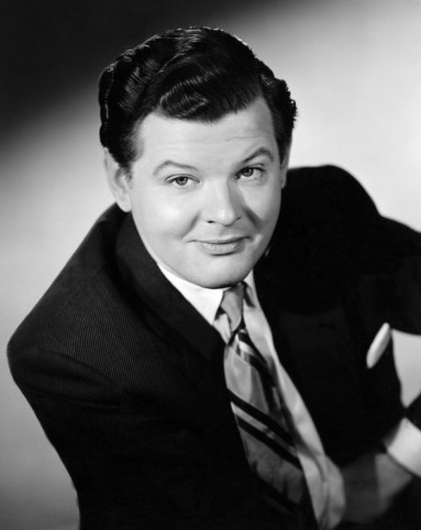 бенни хилл биография личная жизнь. 27445941. бенни хилл биография личная жизнь фото. бенни хилл биография личная жизнь-27445941. картинка бенни хилл биография личная жизнь. картинка 27445941. Сегодня исполнилось бы 97 (или 98!) лет Бенни Хиллу. В какой именно год он родился — неизвестно. Да и вообще, о его жизни известно на удивление мало. Даже умер он печально — несколько дней его труп сидел в кресле у телевизора, пока его не нашел коллега. А ведь его шоу крутили буквально в каждой второй стране на планете; аудитория программы единовременно доходила до 26 миллионов человек. Бенни Хилла обожали Майкл Джексон, Чарли Чаплин и Снупп Дог. А Маргарет Тэтчер считала величайшим позором Британии. В общем, удивительный человек. бенни хилл биография личная жизнь. 27445941. бенни хилл биография личная жизнь фото. бенни хилл биография личная жизнь-27445941. картинка бенни хилл биография личная жизнь. картинка 27445941. Сегодня исполнилось бы 97 (или 98!) лет Бенни Хиллу. В какой именно год он родился — неизвестно. Да и вообще, о его жизни известно на удивление мало. Даже умер он печально — несколько дней его труп сидел в кресле у телевизора, пока его не нашел коллега. А ведь его шоу крутили буквально в каждой второй стране на планете; аудитория программы единовременно доходила до 26 миллионов человек. Бенни Хилла обожали Майкл Джексон, Чарли Чаплин и Снупп Дог. А Маргарет Тэтчер считала величайшим позором Британии. В общем, удивительный человек.