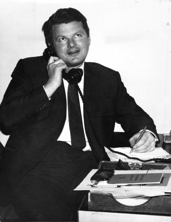 бенни хилл биография личная жизнь. 27446122. бенни хилл биография личная жизнь фото. бенни хилл биография личная жизнь-27446122. картинка бенни хилл биография личная жизнь. картинка 27446122. Сегодня исполнилось бы 97 (или 98!) лет Бенни Хиллу. В какой именно год он родился — неизвестно. Да и вообще, о его жизни известно на удивление мало. Даже умер он печально — несколько дней его труп сидел в кресле у телевизора, пока его не нашел коллега. А ведь его шоу крутили буквально в каждой второй стране на планете; аудитория программы единовременно доходила до 26 миллионов человек. Бенни Хилла обожали Майкл Джексон, Чарли Чаплин и Снупп Дог. А Маргарет Тэтчер считала величайшим позором Британии. В общем, удивительный человек. бенни хилл биография личная жизнь. 27446122. бенни хилл биография личная жизнь фото. бенни хилл биография личная жизнь-27446122. картинка бенни хилл биография личная жизнь. картинка 27446122. Сегодня исполнилось бы 97 (или 98!) лет Бенни Хиллу. В какой именно год он родился — неизвестно. Да и вообще, о его жизни известно на удивление мало. Даже умер он печально — несколько дней его труп сидел в кресле у телевизора, пока его не нашел коллега. А ведь его шоу крутили буквально в каждой второй стране на планете; аудитория программы единовременно доходила до 26 миллионов человек. Бенни Хилла обожали Майкл Джексон, Чарли Чаплин и Снупп Дог. А Маргарет Тэтчер считала величайшим позором Британии. В общем, удивительный человек.