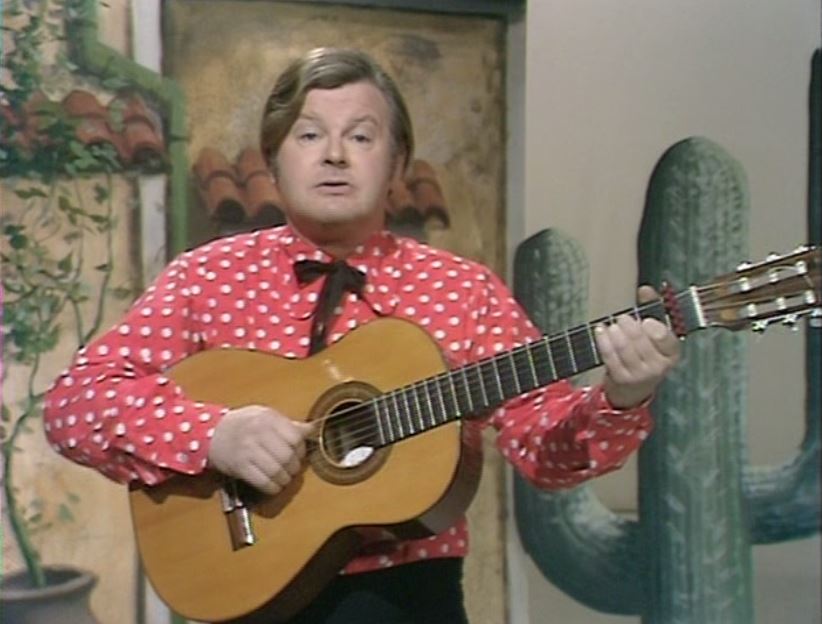 бенни хилл биография личная жизнь. 27446143. бенни хилл биография личная жизнь фото. бенни хилл биография личная жизнь-27446143. картинка бенни хилл биография личная жизнь. картинка 27446143. Сегодня исполнилось бы 97 (или 98!) лет Бенни Хиллу. В какой именно год он родился — неизвестно. Да и вообще, о его жизни известно на удивление мало. Даже умер он печально — несколько дней его труп сидел в кресле у телевизора, пока его не нашел коллега. А ведь его шоу крутили буквально в каждой второй стране на планете; аудитория программы единовременно доходила до 26 миллионов человек. Бенни Хилла обожали Майкл Джексон, Чарли Чаплин и Снупп Дог. А Маргарет Тэтчер считала величайшим позором Британии. В общем, удивительный человек. бенни хилл биография личная жизнь. 27446143. бенни хилл биография личная жизнь фото. бенни хилл биография личная жизнь-27446143. картинка бенни хилл биография личная жизнь. картинка 27446143. Сегодня исполнилось бы 97 (или 98!) лет Бенни Хиллу. В какой именно год он родился — неизвестно. Да и вообще, о его жизни известно на удивление мало. Даже умер он печально — несколько дней его труп сидел в кресле у телевизора, пока его не нашел коллега. А ведь его шоу крутили буквально в каждой второй стране на планете; аудитория программы единовременно доходила до 26 миллионов человек. Бенни Хилла обожали Майкл Джексон, Чарли Чаплин и Снупп Дог. А Маргарет Тэтчер считала величайшим позором Британии. В общем, удивительный человек.