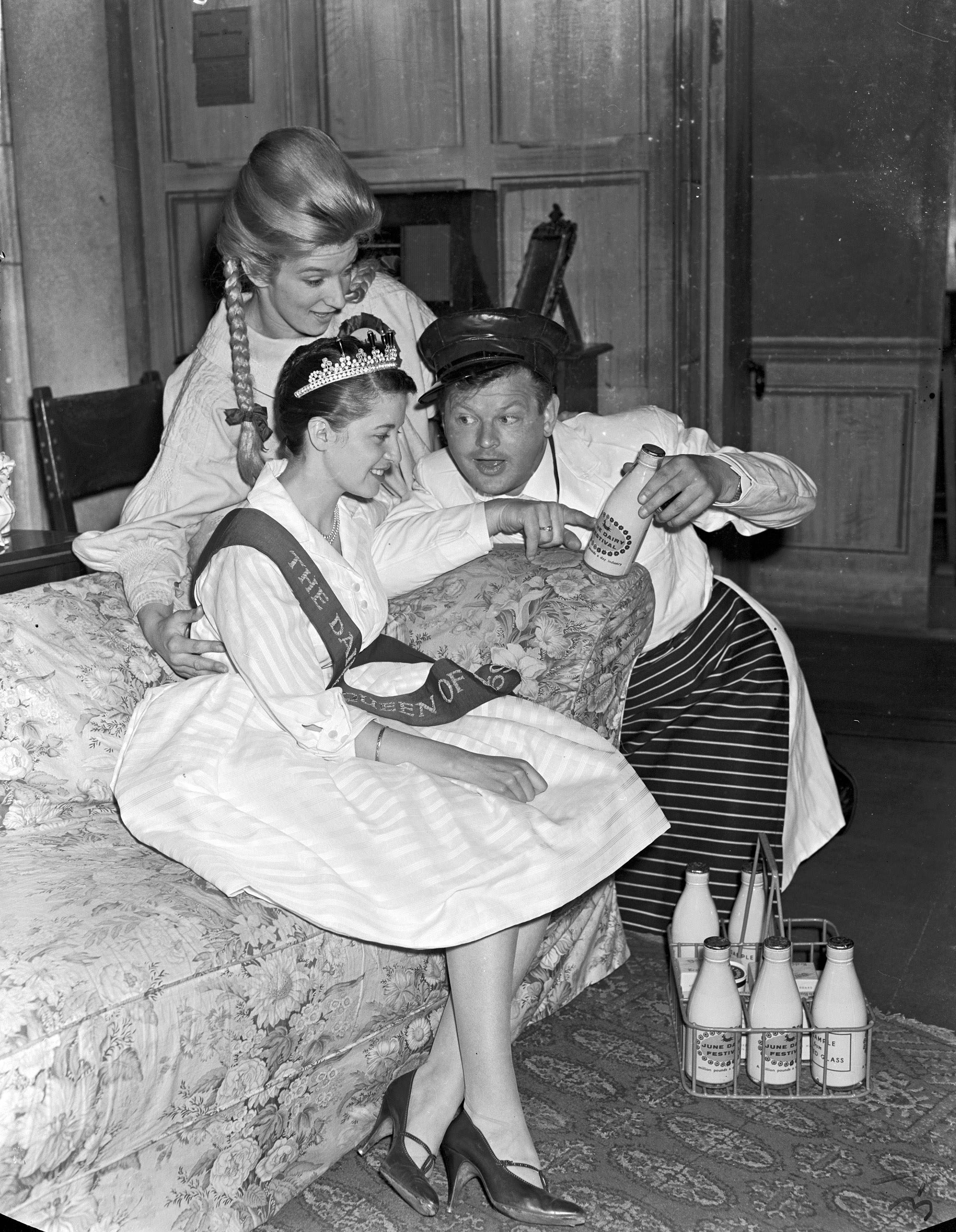 бенни хилл биография личная жизнь. 27446170. бенни хилл биография личная жизнь фото. бенни хилл биография личная жизнь-27446170. картинка бенни хилл биография личная жизнь. картинка 27446170. Сегодня исполнилось бы 97 (или 98!) лет Бенни Хиллу. В какой именно год он родился — неизвестно. Да и вообще, о его жизни известно на удивление мало. Даже умер он печально — несколько дней его труп сидел в кресле у телевизора, пока его не нашел коллега. А ведь его шоу крутили буквально в каждой второй стране на планете; аудитория программы единовременно доходила до 26 миллионов человек. Бенни Хилла обожали Майкл Джексон, Чарли Чаплин и Снупп Дог. А Маргарет Тэтчер считала величайшим позором Британии. В общем, удивительный человек. бенни хилл биография личная жизнь. 27446170. бенни хилл биография личная жизнь фото. бенни хилл биография личная жизнь-27446170. картинка бенни хилл биография личная жизнь. картинка 27446170. Сегодня исполнилось бы 97 (или 98!) лет Бенни Хиллу. В какой именно год он родился — неизвестно. Да и вообще, о его жизни известно на удивление мало. Даже умер он печально — несколько дней его труп сидел в кресле у телевизора, пока его не нашел коллега. А ведь его шоу крутили буквально в каждой второй стране на планете; аудитория программы единовременно доходила до 26 миллионов человек. Бенни Хилла обожали Майкл Джексон, Чарли Чаплин и Снупп Дог. А Маргарет Тэтчер считала величайшим позором Британии. В общем, удивительный человек.