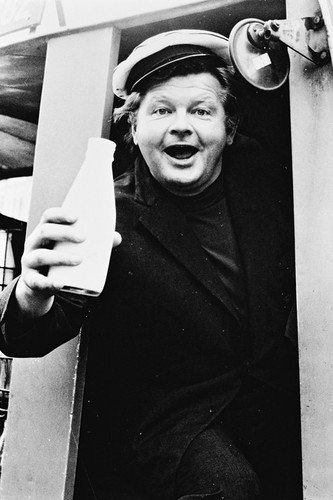 бенни хилл биография личная жизнь. 27446254. бенни хилл биография личная жизнь фото. бенни хилл биография личная жизнь-27446254. картинка бенни хилл биография личная жизнь. картинка 27446254. Сегодня исполнилось бы 97 (или 98!) лет Бенни Хиллу. В какой именно год он родился — неизвестно. Да и вообще, о его жизни известно на удивление мало. Даже умер он печально — несколько дней его труп сидел в кресле у телевизора, пока его не нашел коллега. А ведь его шоу крутили буквально в каждой второй стране на планете; аудитория программы единовременно доходила до 26 миллионов человек. Бенни Хилла обожали Майкл Джексон, Чарли Чаплин и Снупп Дог. А Маргарет Тэтчер считала величайшим позором Британии. В общем, удивительный человек. бенни хилл биография личная жизнь. 27446254. бенни хилл биография личная жизнь фото. бенни хилл биография личная жизнь-27446254. картинка бенни хилл биография личная жизнь. картинка 27446254. Сегодня исполнилось бы 97 (или 98!) лет Бенни Хиллу. В какой именно год он родился — неизвестно. Да и вообще, о его жизни известно на удивление мало. Даже умер он печально — несколько дней его труп сидел в кресле у телевизора, пока его не нашел коллега. А ведь его шоу крутили буквально в каждой второй стране на планете; аудитория программы единовременно доходила до 26 миллионов человек. Бенни Хилла обожали Майкл Джексон, Чарли Чаплин и Снупп Дог. А Маргарет Тэтчер считала величайшим позором Британии. В общем, удивительный человек.