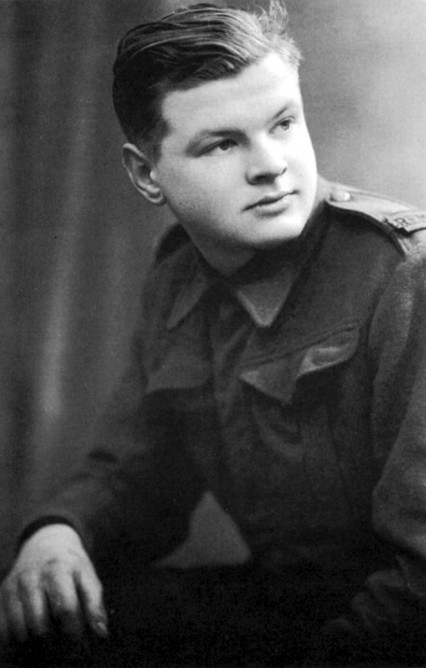 бенни хилл биография личная жизнь. 27447066. бенни хилл биография личная жизнь фото. бенни хилл биография личная жизнь-27447066. картинка бенни хилл биография личная жизнь. картинка 27447066. Сегодня исполнилось бы 97 (или 98!) лет Бенни Хиллу. В какой именно год он родился — неизвестно. Да и вообще, о его жизни известно на удивление мало. Даже умер он печально — несколько дней его труп сидел в кресле у телевизора, пока его не нашел коллега. А ведь его шоу крутили буквально в каждой второй стране на планете; аудитория программы единовременно доходила до 26 миллионов человек. Бенни Хилла обожали Майкл Джексон, Чарли Чаплин и Снупп Дог. А Маргарет Тэтчер считала величайшим позором Британии. В общем, удивительный человек. бенни хилл биография личная жизнь. 27447066. бенни хилл биография личная жизнь фото. бенни хилл биография личная жизнь-27447066. картинка бенни хилл биография личная жизнь. картинка 27447066. Сегодня исполнилось бы 97 (или 98!) лет Бенни Хиллу. В какой именно год он родился — неизвестно. Да и вообще, о его жизни известно на удивление мало. Даже умер он печально — несколько дней его труп сидел в кресле у телевизора, пока его не нашел коллега. А ведь его шоу крутили буквально в каждой второй стране на планете; аудитория программы единовременно доходила до 26 миллионов человек. Бенни Хилла обожали Майкл Джексон, Чарли Чаплин и Снупп Дог. А Маргарет Тэтчер считала величайшим позором Британии. В общем, удивительный человек.