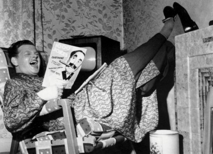 бенни хилл биография личная жизнь. 27447169. бенни хилл биография личная жизнь фото. бенни хилл биография личная жизнь-27447169. картинка бенни хилл биография личная жизнь. картинка 27447169. Сегодня исполнилось бы 97 (или 98!) лет Бенни Хиллу. В какой именно год он родился — неизвестно. Да и вообще, о его жизни известно на удивление мало. Даже умер он печально — несколько дней его труп сидел в кресле у телевизора, пока его не нашел коллега. А ведь его шоу крутили буквально в каждой второй стране на планете; аудитория программы единовременно доходила до 26 миллионов человек. Бенни Хилла обожали Майкл Джексон, Чарли Чаплин и Снупп Дог. А Маргарет Тэтчер считала величайшим позором Британии. В общем, удивительный человек. бенни хилл биография личная жизнь. 27447169. бенни хилл биография личная жизнь фото. бенни хилл биография личная жизнь-27447169. картинка бенни хилл биография личная жизнь. картинка 27447169. Сегодня исполнилось бы 97 (или 98!) лет Бенни Хиллу. В какой именно год он родился — неизвестно. Да и вообще, о его жизни известно на удивление мало. Даже умер он печально — несколько дней его труп сидел в кресле у телевизора, пока его не нашел коллега. А ведь его шоу крутили буквально в каждой второй стране на планете; аудитория программы единовременно доходила до 26 миллионов человек. Бенни Хилла обожали Майкл Джексон, Чарли Чаплин и Снупп Дог. А Маргарет Тэтчер считала величайшим позором Британии. В общем, удивительный человек.