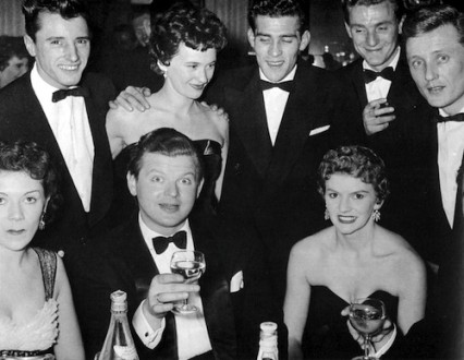 бенни хилл биография личная жизнь. 27447171. бенни хилл биография личная жизнь фото. бенни хилл биография личная жизнь-27447171. картинка бенни хилл биография личная жизнь. картинка 27447171. Сегодня исполнилось бы 97 (или 98!) лет Бенни Хиллу. В какой именно год он родился — неизвестно. Да и вообще, о его жизни известно на удивление мало. Даже умер он печально — несколько дней его труп сидел в кресле у телевизора, пока его не нашел коллега. А ведь его шоу крутили буквально в каждой второй стране на планете; аудитория программы единовременно доходила до 26 миллионов человек. Бенни Хилла обожали Майкл Джексон, Чарли Чаплин и Снупп Дог. А Маргарет Тэтчер считала величайшим позором Британии. В общем, удивительный человек. бенни хилл биография личная жизнь. 27447171. бенни хилл биография личная жизнь фото. бенни хилл биография личная жизнь-27447171. картинка бенни хилл биография личная жизнь. картинка 27447171. Сегодня исполнилось бы 97 (или 98!) лет Бенни Хиллу. В какой именно год он родился — неизвестно. Да и вообще, о его жизни известно на удивление мало. Даже умер он печально — несколько дней его труп сидел в кресле у телевизора, пока его не нашел коллега. А ведь его шоу крутили буквально в каждой второй стране на планете; аудитория программы единовременно доходила до 26 миллионов человек. Бенни Хилла обожали Майкл Джексон, Чарли Чаплин и Снупп Дог. А Маргарет Тэтчер считала величайшим позором Британии. В общем, удивительный человек.