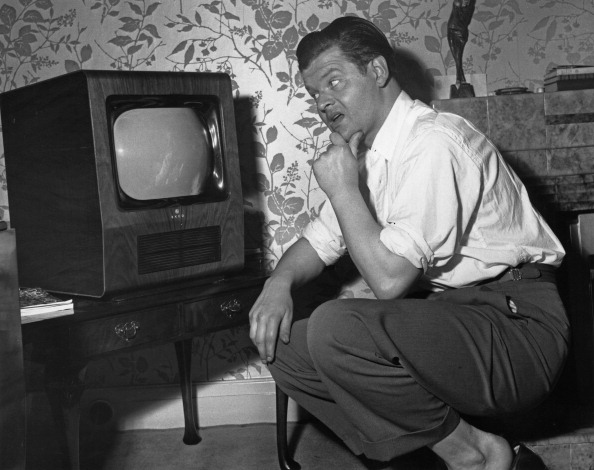 бенни хилл биография личная жизнь. 27447235. бенни хилл биография личная жизнь фото. бенни хилл биография личная жизнь-27447235. картинка бенни хилл биография личная жизнь. картинка 27447235. Сегодня исполнилось бы 97 (или 98!) лет Бенни Хиллу. В какой именно год он родился — неизвестно. Да и вообще, о его жизни известно на удивление мало. Даже умер он печально — несколько дней его труп сидел в кресле у телевизора, пока его не нашел коллега. А ведь его шоу крутили буквально в каждой второй стране на планете; аудитория программы единовременно доходила до 26 миллионов человек. Бенни Хилла обожали Майкл Джексон, Чарли Чаплин и Снупп Дог. А Маргарет Тэтчер считала величайшим позором Британии. В общем, удивительный человек. бенни хилл биография личная жизнь. 27447235. бенни хилл биография личная жизнь фото. бенни хилл биография личная жизнь-27447235. картинка бенни хилл биография личная жизнь. картинка 27447235. Сегодня исполнилось бы 97 (или 98!) лет Бенни Хиллу. В какой именно год он родился — неизвестно. Да и вообще, о его жизни известно на удивление мало. Даже умер он печально — несколько дней его труп сидел в кресле у телевизора, пока его не нашел коллега. А ведь его шоу крутили буквально в каждой второй стране на планете; аудитория программы единовременно доходила до 26 миллионов человек. Бенни Хилла обожали Майкл Джексон, Чарли Чаплин и Снупп Дог. А Маргарет Тэтчер считала величайшим позором Британии. В общем, удивительный человек.