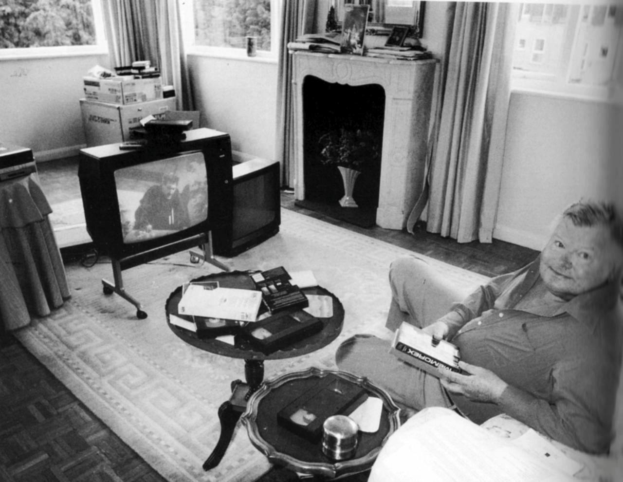 бенни хилл биография личная жизнь. 27447253. бенни хилл биография личная жизнь фото. бенни хилл биография личная жизнь-27447253. картинка бенни хилл биография личная жизнь. картинка 27447253. Сегодня исполнилось бы 97 (или 98!) лет Бенни Хиллу. В какой именно год он родился — неизвестно. Да и вообще, о его жизни известно на удивление мало. Даже умер он печально — несколько дней его труп сидел в кресле у телевизора, пока его не нашел коллега. А ведь его шоу крутили буквально в каждой второй стране на планете; аудитория программы единовременно доходила до 26 миллионов человек. Бенни Хилла обожали Майкл Джексон, Чарли Чаплин и Снупп Дог. А Маргарет Тэтчер считала величайшим позором Британии. В общем, удивительный человек. бенни хилл биография личная жизнь. 27447253. бенни хилл биография личная жизнь фото. бенни хилл биография личная жизнь-27447253. картинка бенни хилл биография личная жизнь. картинка 27447253. Сегодня исполнилось бы 97 (или 98!) лет Бенни Хиллу. В какой именно год он родился — неизвестно. Да и вообще, о его жизни известно на удивление мало. Даже умер он печально — несколько дней его труп сидел в кресле у телевизора, пока его не нашел коллега. А ведь его шоу крутили буквально в каждой второй стране на планете; аудитория программы единовременно доходила до 26 миллионов человек. Бенни Хилла обожали Майкл Джексон, Чарли Чаплин и Снупп Дог. А Маргарет Тэтчер считала величайшим позором Британии. В общем, удивительный человек.