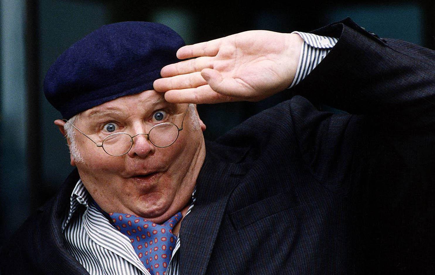 бенни хилл биография личная жизнь. 27447996. бенни хилл биография личная жизнь фото. бенни хилл биография личная жизнь-27447996. картинка бенни хилл биография личная жизнь. картинка 27447996. Сегодня исполнилось бы 97 (или 98!) лет Бенни Хиллу. В какой именно год он родился — неизвестно. Да и вообще, о его жизни известно на удивление мало. Даже умер он печально — несколько дней его труп сидел в кресле у телевизора, пока его не нашел коллега. А ведь его шоу крутили буквально в каждой второй стране на планете; аудитория программы единовременно доходила до 26 миллионов человек. Бенни Хилла обожали Майкл Джексон, Чарли Чаплин и Снупп Дог. А Маргарет Тэтчер считала величайшим позором Британии. В общем, удивительный человек. бенни хилл биография личная жизнь. 27447996. бенни хилл биография личная жизнь фото. бенни хилл биография личная жизнь-27447996. картинка бенни хилл биография личная жизнь. картинка 27447996. Сегодня исполнилось бы 97 (или 98!) лет Бенни Хиллу. В какой именно год он родился — неизвестно. Да и вообще, о его жизни известно на удивление мало. Даже умер он печально — несколько дней его труп сидел в кресле у телевизора, пока его не нашел коллега. А ведь его шоу крутили буквально в каждой второй стране на планете; аудитория программы единовременно доходила до 26 миллионов человек. Бенни Хилла обожали Майкл Джексон, Чарли Чаплин и Снупп Дог. А Маргарет Тэтчер считала величайшим позором Британии. В общем, удивительный человек.