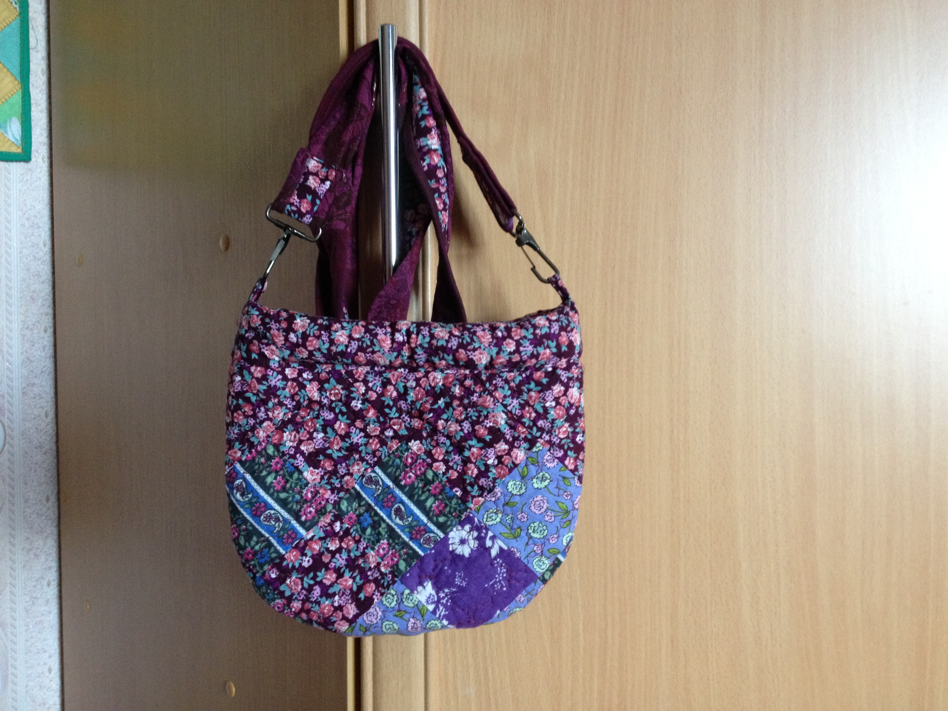 Маленькая лоскутная фиолетовая сумочка