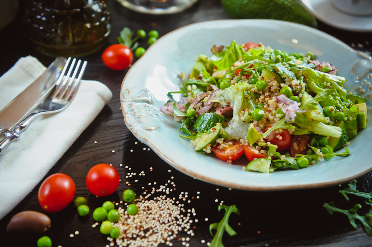 Salat-s-kinoa-tomatami-cherri-avokado-i-rukkoloj