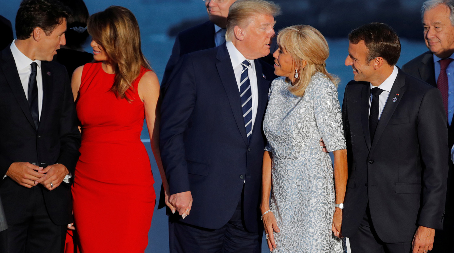Дональд Трамп публично поцеловал супругу французского лидера Эммануэля Макрона в присутствии Меланьи во время саммита G7 в Биаррице