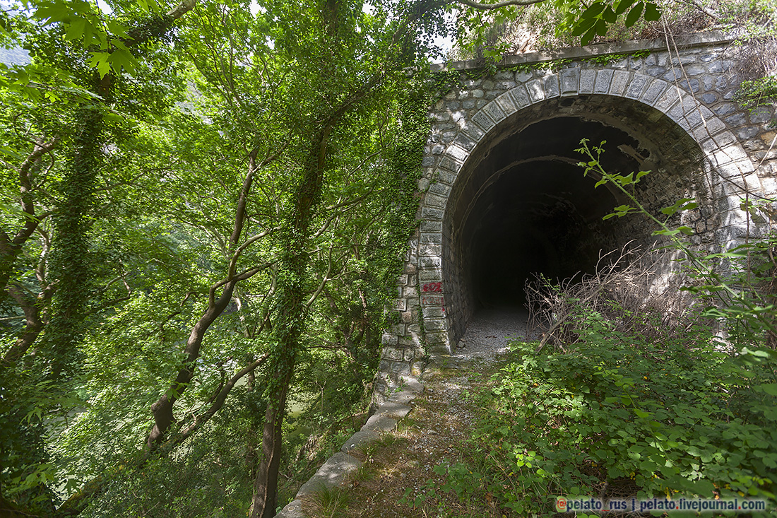 (С) Pelato Blog: pelato.livejournal.com Instagram: @pelato_rus railway tunnel железная дорога туннель святая параскева agia paraskevi Греция Greece