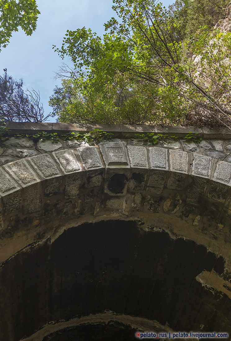 (С) Pelato Blog: pelato.livejournal.com Instagram: @pelato_rus замковый камень railway tunnel железная дорога туннель ущелье Греция Greece
