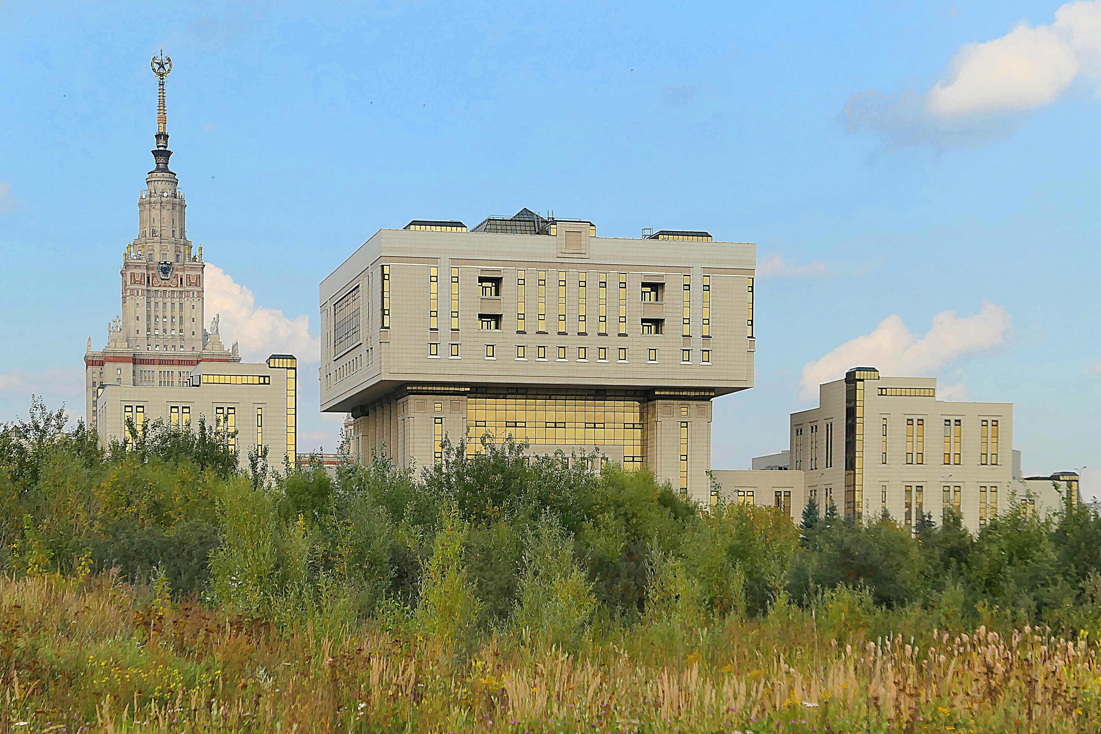 Корпуса МГУ, впереди здание Библиотеки. Фото Морошкина В.В.