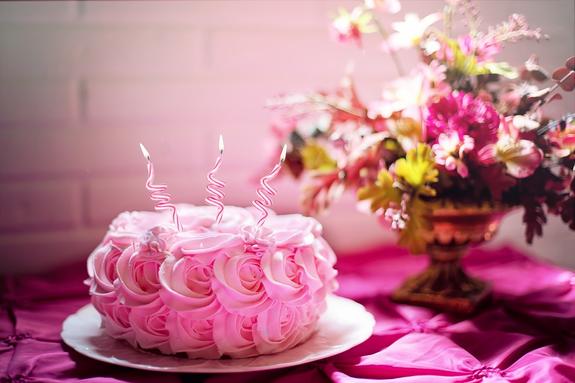 Розовый торт к Дню Рождения. https://imgurl.argumenti.ru/news/id/608219.jpg