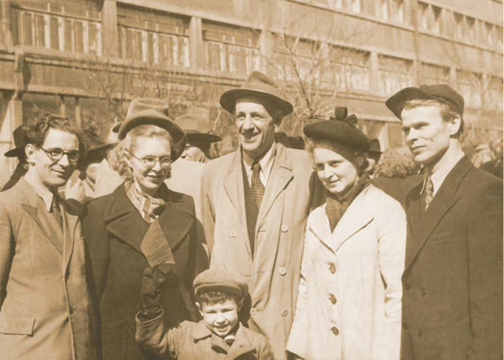1950-е Коллектив ИРЭ на первомайской демонстрации2