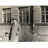1953 Румер Ю.Б. с сыном Мишей около дома по ул. Мичурина, 23.