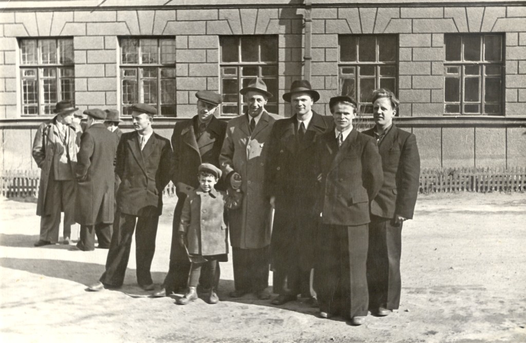 1954 Сотрудники Института перед зданием Института ул. Мичурина, 23. В центре Румер Ю.Б. с сыном Мишей.