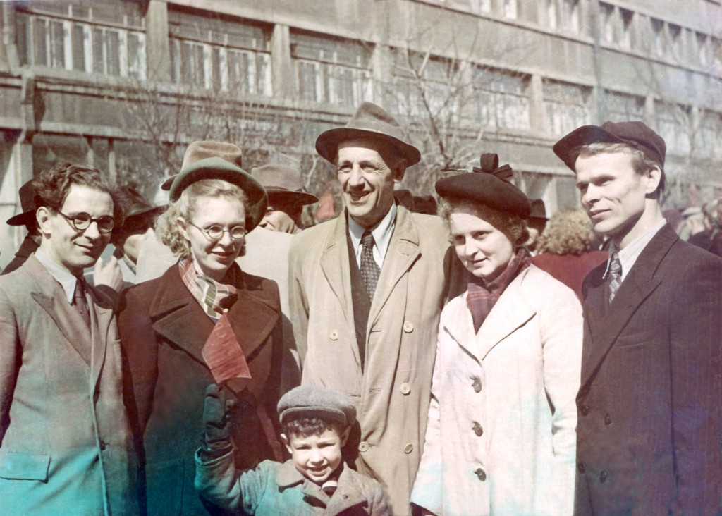 1955 Первомайская демонстрация. Румер Ю.Б. с сыном Мишей (в центре) с сотрудниками института.