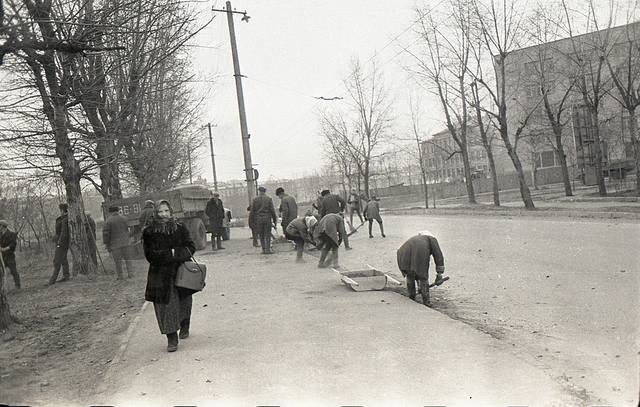 Субботник ул Аэропорт 60-70 фотограф Шишов Леонид Петрович